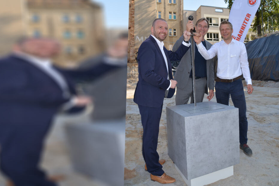Von links: Lars Wenzel, Geschäftsführer der Johanniter-Akademie Mitteldeutschland, OB Burkhard Jung und Jörg Wimmer, Geschäftsführer des Investors basis/d bei der Grundsteinlegung.