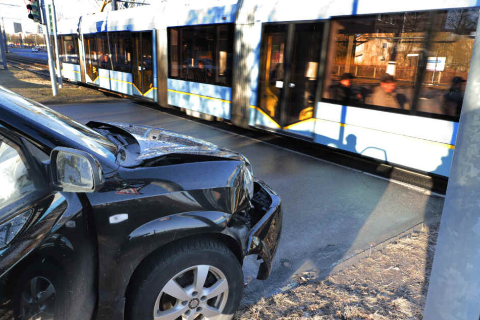 Der Hyundai krachte gegen eine fahrende Straßenbahn.