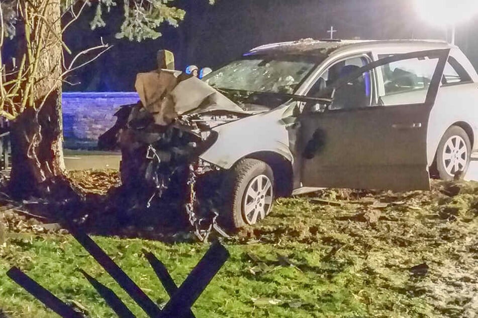 Für die Fahrerin im Erzgebirge kam jede Hilfe zu spät. Sie verstarb noch am Unfallort.