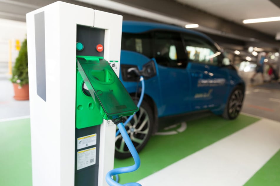 Die Zwickauer CDU/FDP-Fraktion fordert das erste Parkhaus nur für E-Autos.