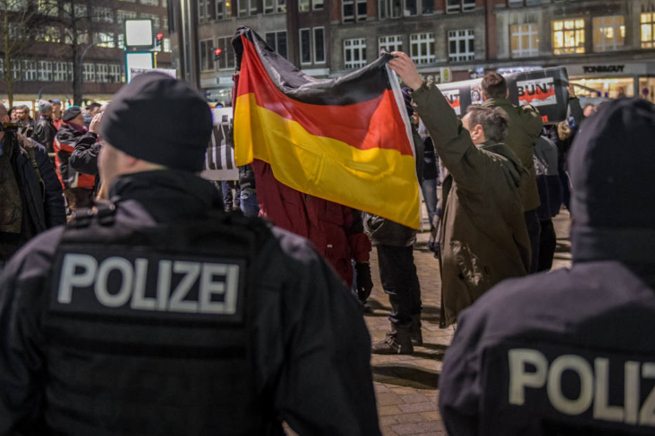 Die rechten "Merkel muss weg"-Demonstrationen in Hamburg hat der Verfassungsschutz genau beobachtet, da dort bekannte Rechtsextreme und Reichsbürger führend mitgemacht haben.