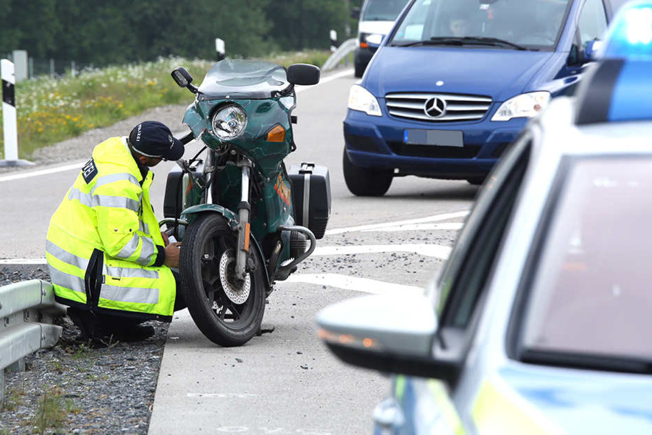 Ein Biker verletzte sich bei einer Kollision auf der A13.