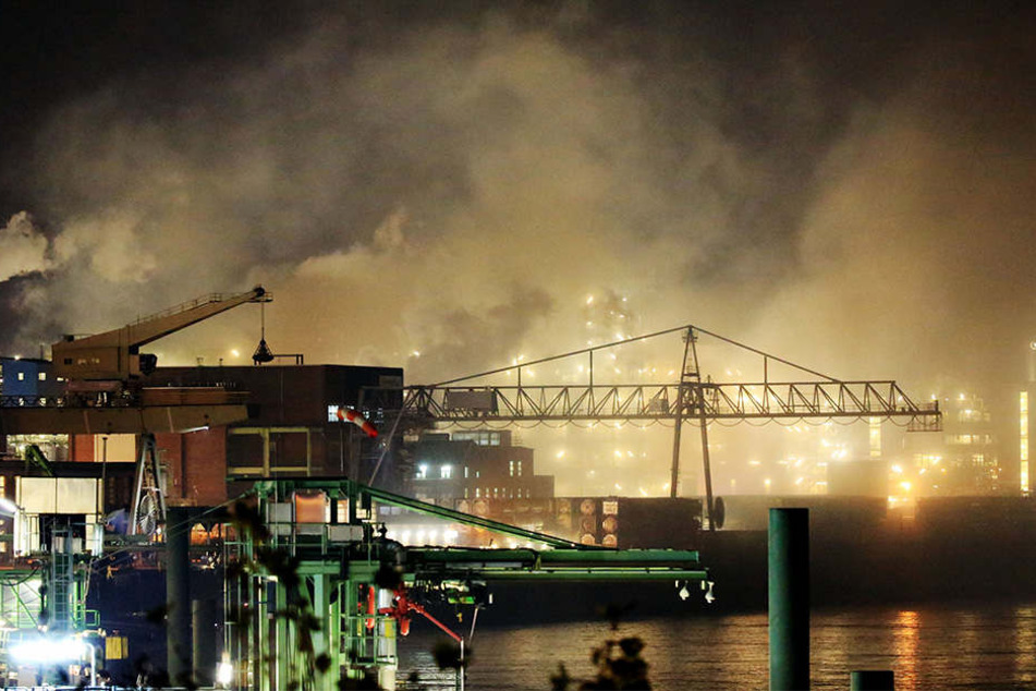 Im Chemiepark Leverkusen ist am Samstagabend ein Großbrand ausgebrochen.