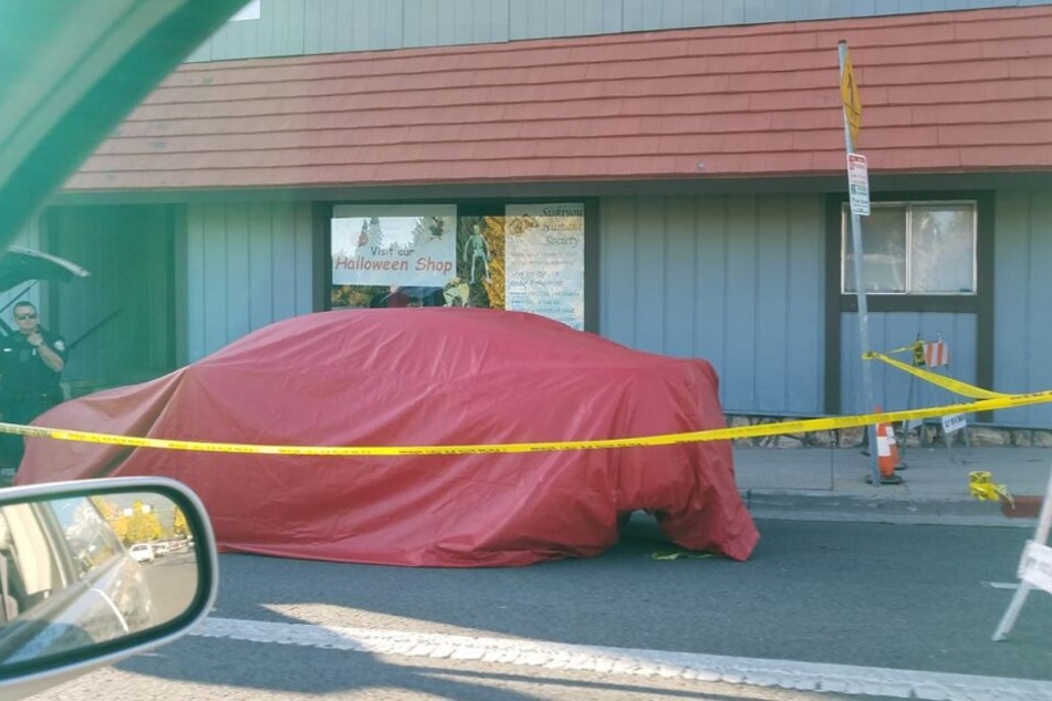 Das Auto des Verdächtigen wurde mit Planen abgedeckt.