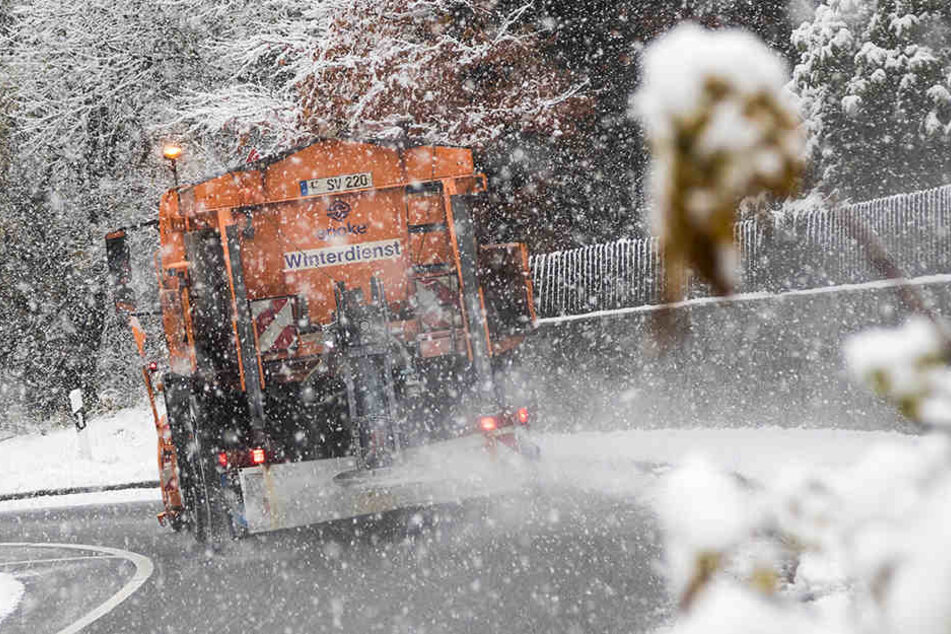 Ein Fahrzeug des Winterdienstes auf einer Landstraße am Großen Feldberg im Taunus (Hessen).