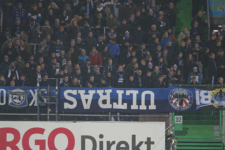 Nach Auseinandersetzungen mit Ordnern am Eingang protestierten die Arminia-Fans.