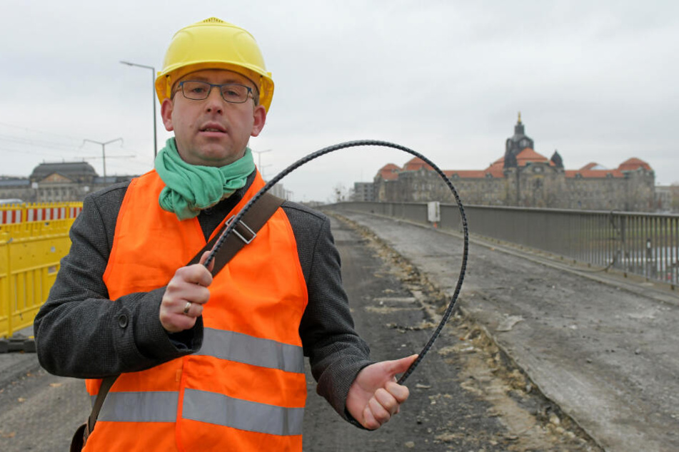 Abteilungsleiter Andreas Gruner demonstriert, wie flexibel die Bewehrung aus Basalt ist.