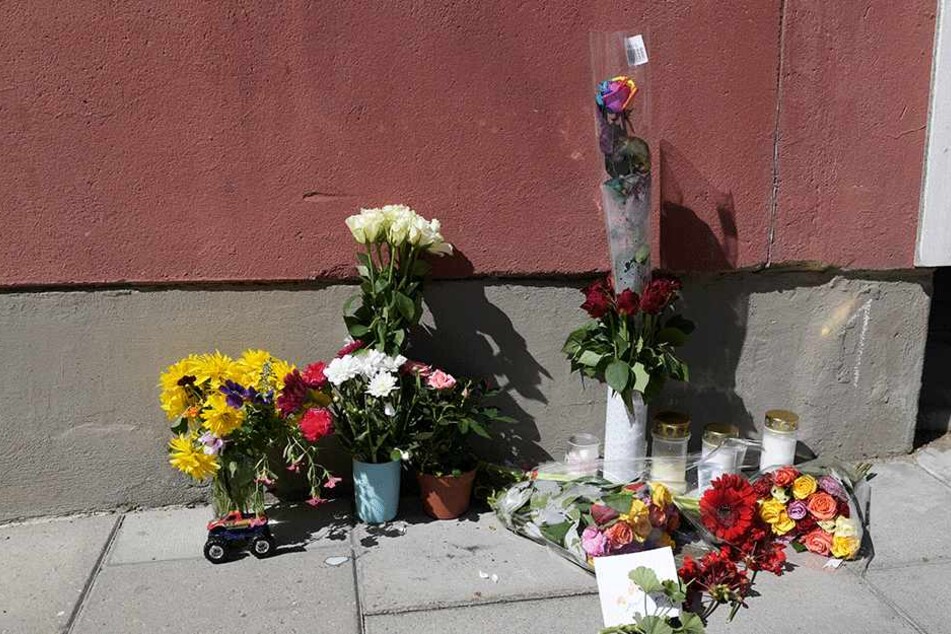Blumen stehen am Tatort.