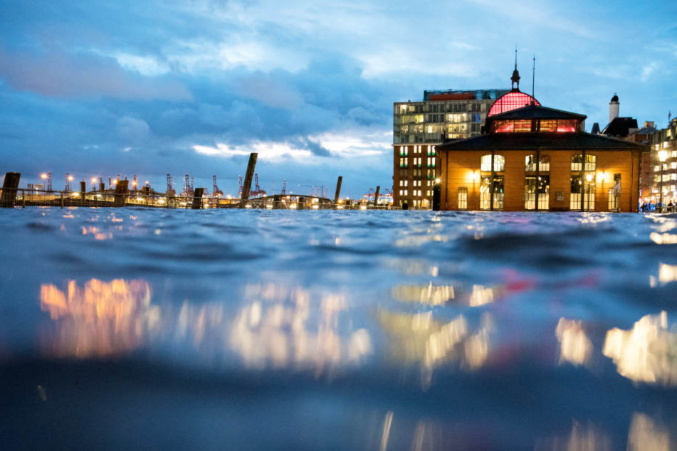 Der Fischmarkt stand am Dienstagabend unter Wasser.
