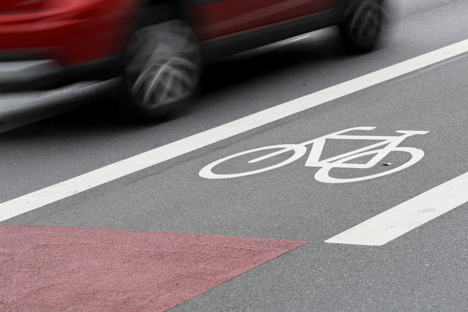 Er sollte den Radweg benutzen, doch der Radfahrer kam der Aufforderung des Pkw-Fahrers nicht nach. Da nahm es der Autofahrer selbst in die Hand. (Symbolbild)