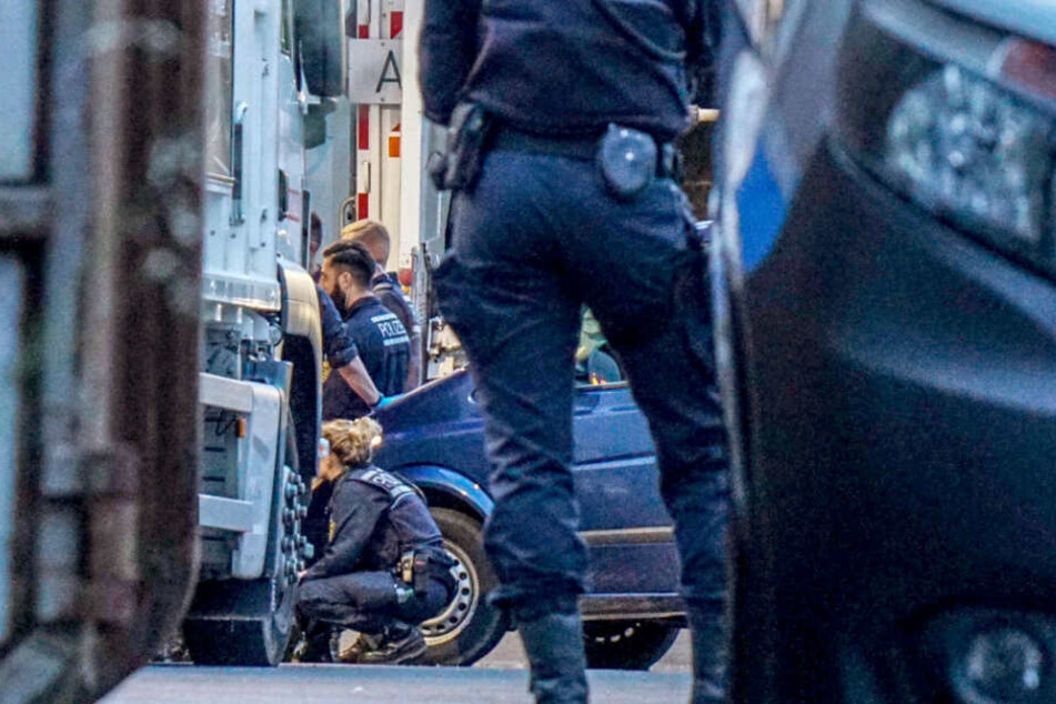 In Reichenbach durchsuchen Polizisten den Müll einer Müllentsorgungsfirma.