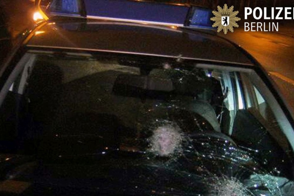 Die Polizeiautos wurden durch den Steinhagel schwer beschädigt.