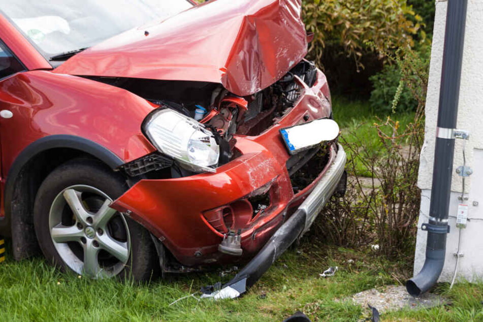 Die beiden Insassen des Suzuki wurden bei dem Unfall schwer verletzt.