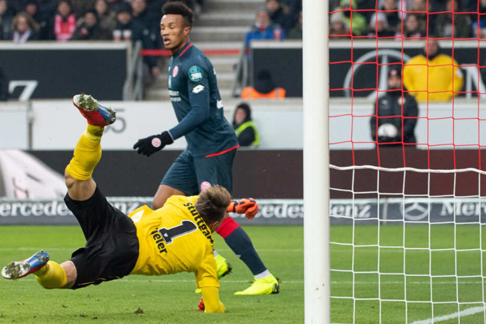 VfB-Keeper Ron-Robert Zieler kassiert den 0:1-Gegentreffer gegen Mainz 05.