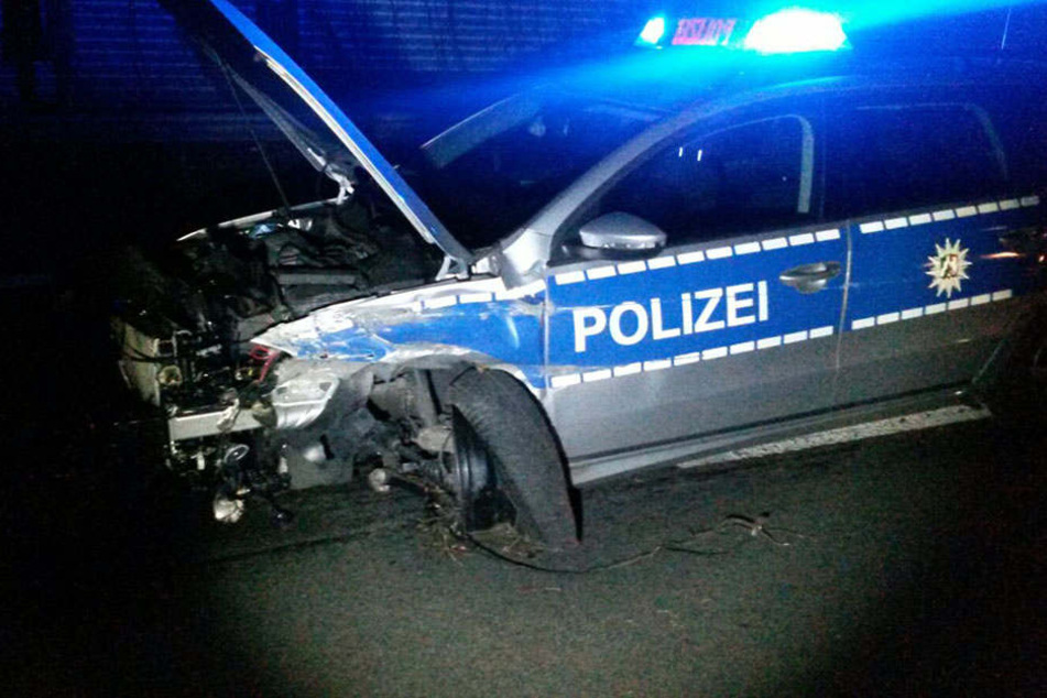 Das Polizeiauto war nach dem Crash nur noch Schrott.