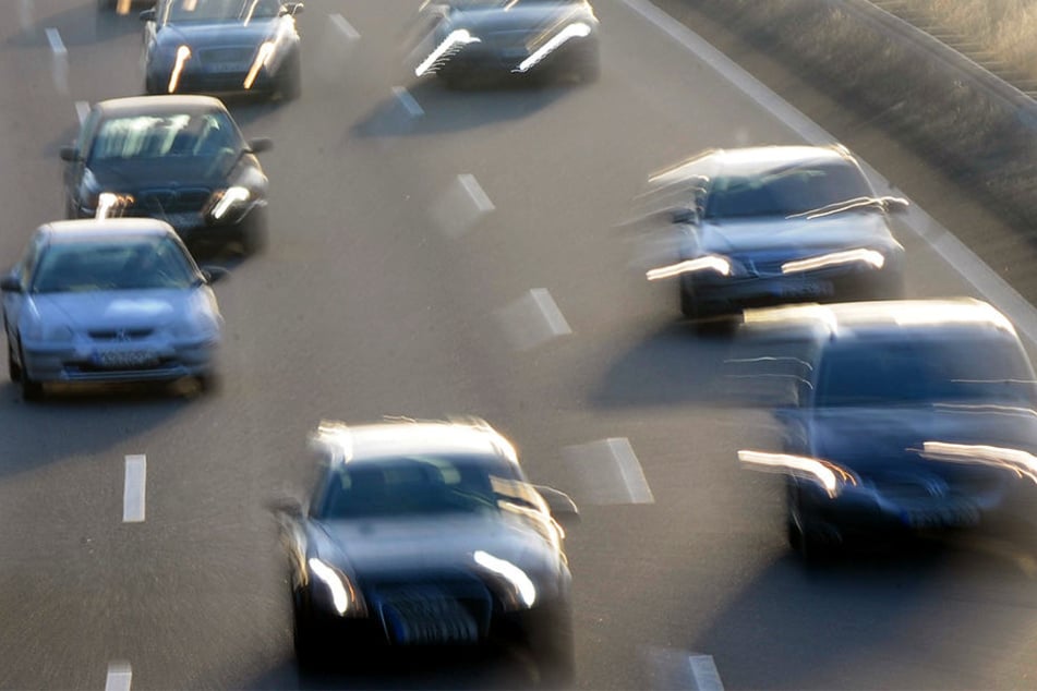 Autorennen auf der Straße sind illegal.