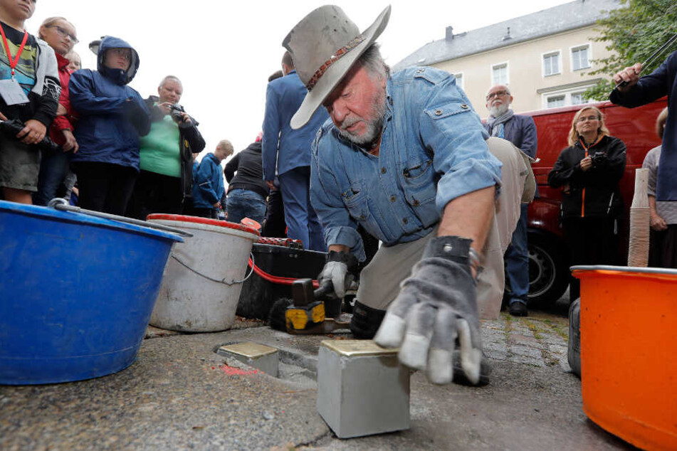 Der Kölner Künstler Gunter Demnig verlegt am Sonntag den 75.000sten Stolperstein in Memmingen. (Archiv)