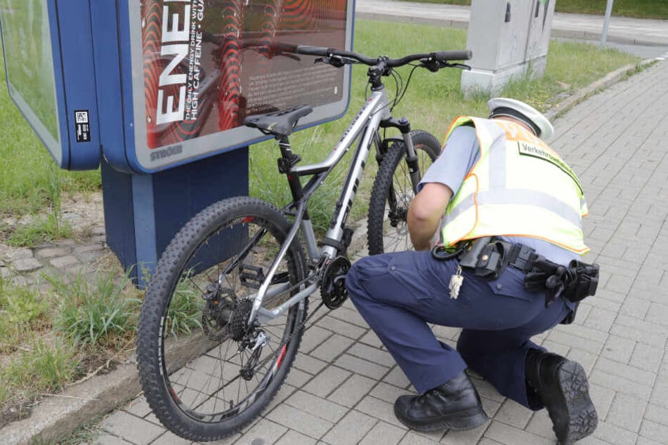 Die Polizei untersucht nach dem Unfall das Fahrrad.