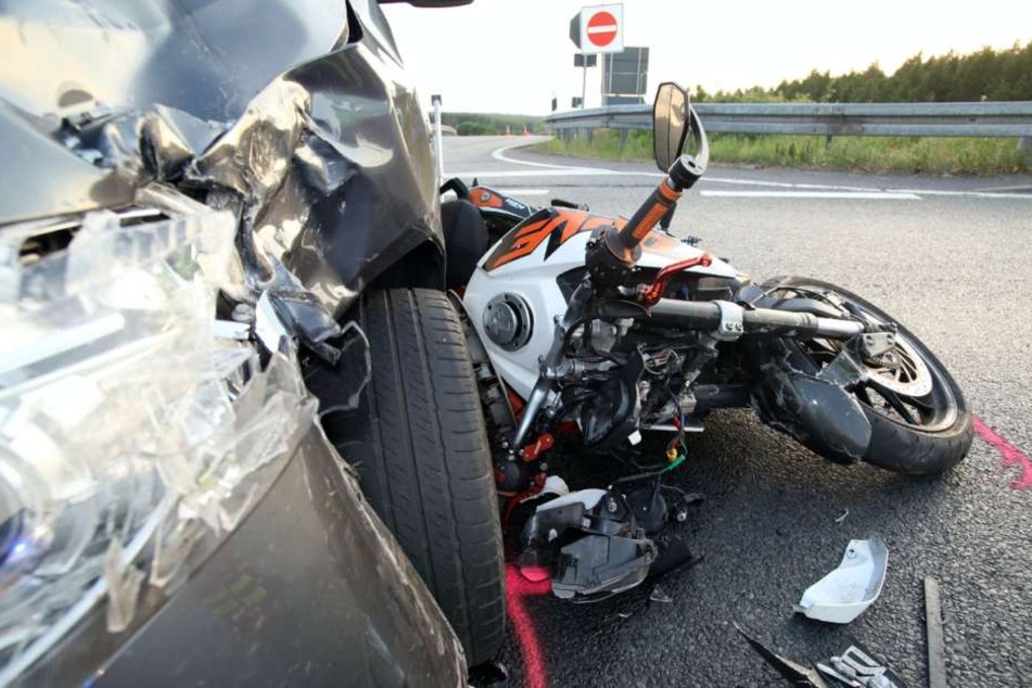 Wahrscheinlich hatte der Skodafahrer den Biker beim Abbiegen übersehen.