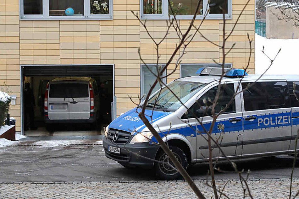 Justizbeamte schirmten den Eingang zum Gerichtssaal mit einer zusätzlichen Kontrolle ab.