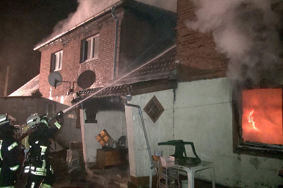 Die Nachbarn erheben schwere Vorwürfe gegen den Mieter der Brandwohnung: Er soll oft betrunken und unvorsichtig mit glühender Asche umgegangen sein.