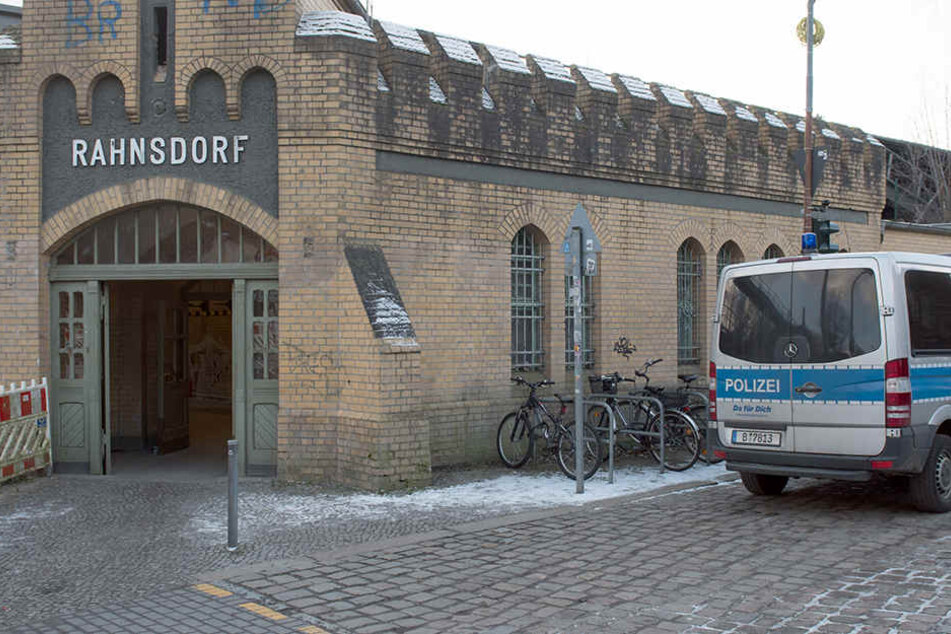 Vor diesem S-Bahnhof wurde der tote Mann (35) entdeckt.