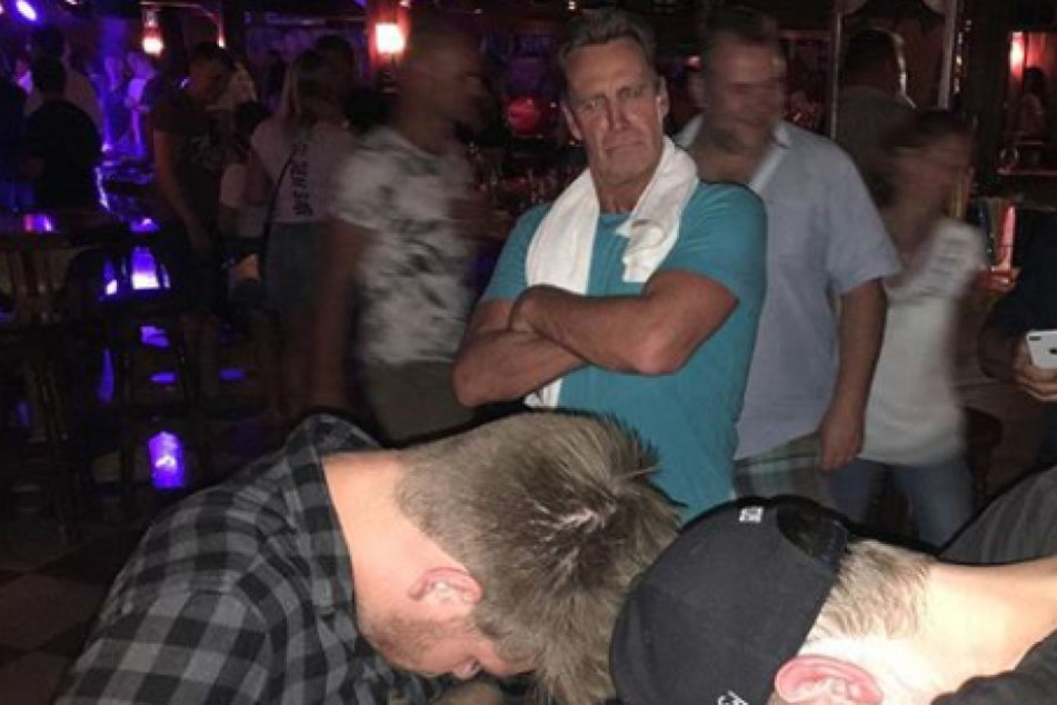 Nee, oder? Da sind zwei Fans doch einfach beim Auftritt weggepennt.