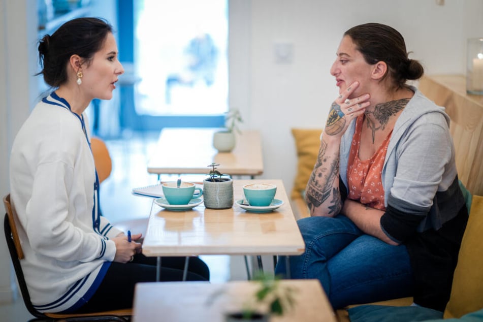 TAG24-Reporterin Isabel Möller (22, links) im Gespräch mit Janine.
