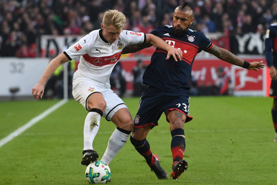 Stuttgarts Andreas Beck (l.) im Zweikampf mit Münchens Arturo Vidal.