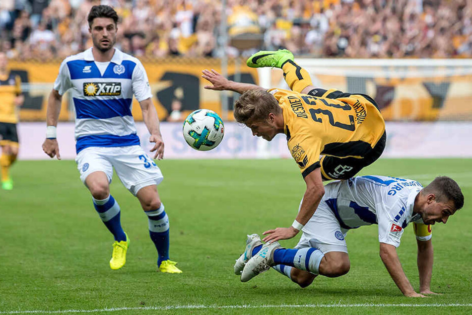 Patrick Möschl machte Tempo und wurde ein paarmal unsanft gestoppt - wie hier vom Duisburger Kevin Wolze.