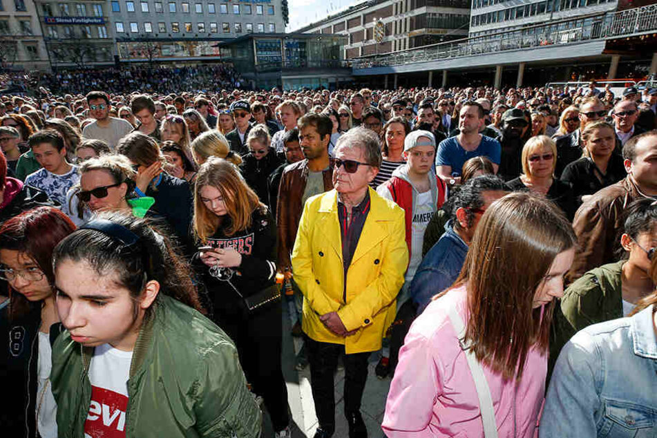 Fans des schwedischen DJs und Produzenten Avicii versammelten sich für eine Schweigeminute in Stockholm.