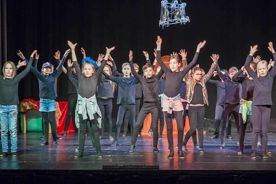 Fleißig probten die Schüler der Kreativgrundschule im Fritz Theater ihre Aufführung für die diesjährige Schultheaterwoche.