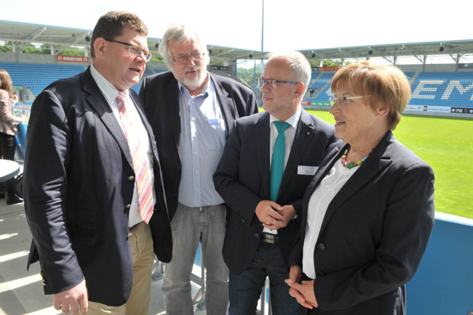 Diskutieren über eine besser Berufsberatung: Bürgermeister Philipp Rochold (55, parteilos), Winfried Kruse (69), Stefan Skora (57, CDU), Bürgermeister von Hoyerswerda und Kultusministerin Brunhild Kurth (63, CDU, v.l.)