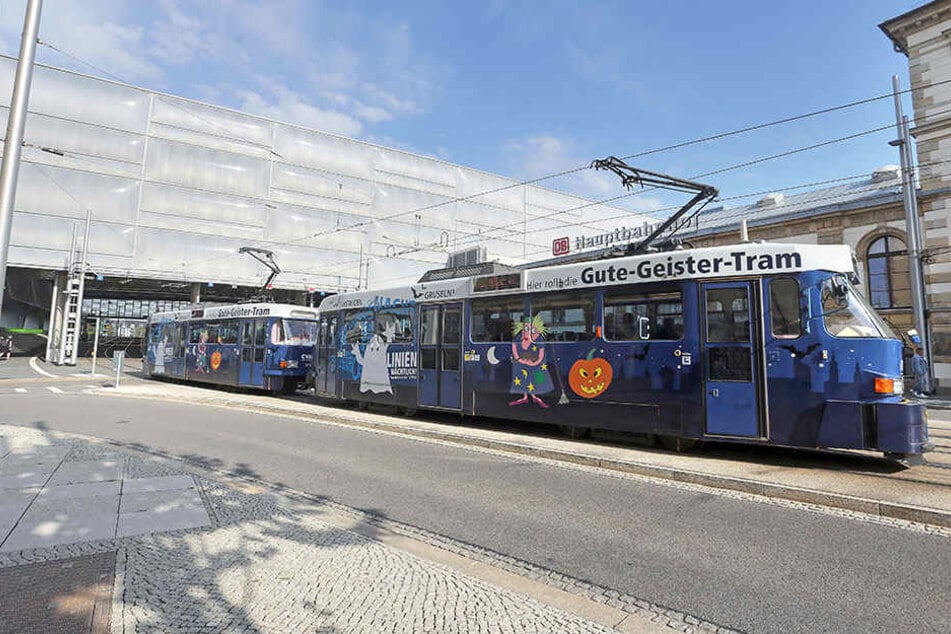 Dienstag, 13.01 Uhr: Als "Gute Geister"-Tram verlässt der Tatra-Zug den Hauptbahnhof. In diesen Waggons gab es rund um Halloween gruselige Kinderprogramme. Spätestens 2020 bleibt diese Bahn aber im Depot.