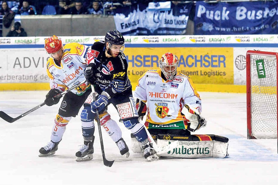 Sebastian Zauner (M.) erzielte am Sonntag das erste Tor für die Eislöwen. Hier scheitert er aber knapp gegen Kaufbeurens Goalie Stefan Vajs (r.)und Verteidiger Jannim Woidtke.
