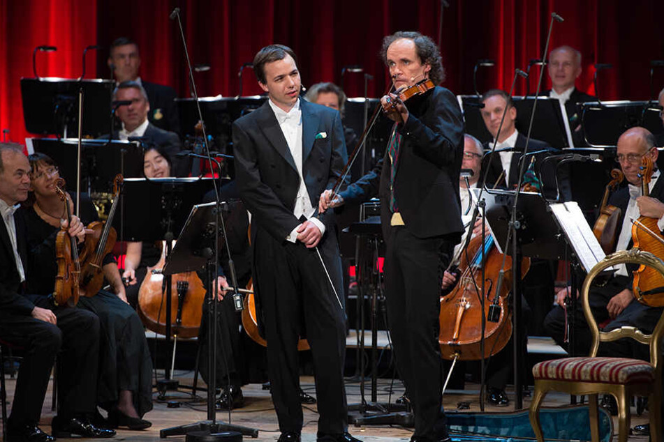 Dominik Beykirch (26) und Comedian Olaf Schubert und das MDR Sinfonieorchester bei der Aufzeichnung von "Olaf Schubert und die ziemlich große Oper" in Dresden.