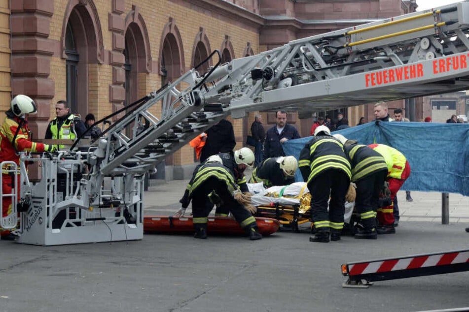 Rettungskräfte versorgen den verletzten Mann nach seiner Rettung.