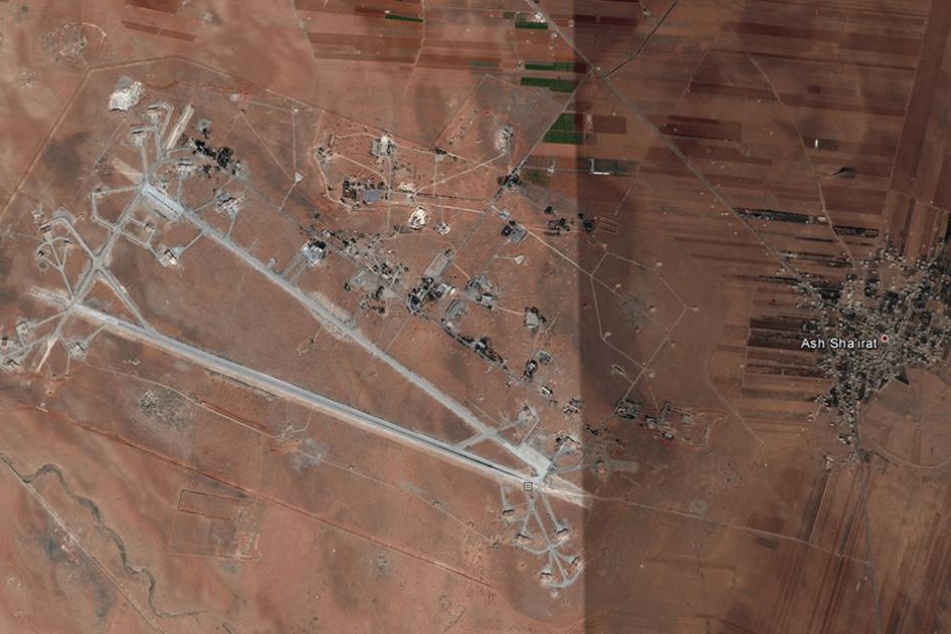 Die undatierte Luftaufnahme zeigt das al-Shayrat Flugfeld in Syrien (l) und die Stadt Sha'irat (Shayrat), rechts neben dem Flugfeld vor dem Luftschlag.