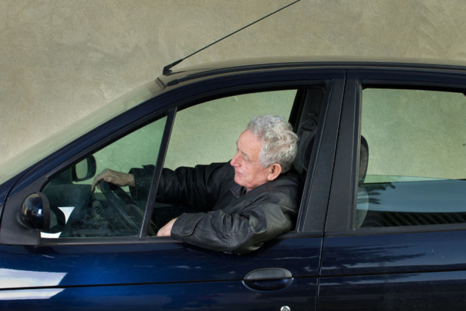 Die mehrfachen Anweisungen, seinen Pkw zu wenden, befolgte der 80-Jährige nicht, fuhr einfach weiter und stieß gegen einen Polizisten.