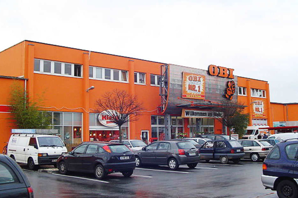 Viele der sonst so vollen OBI-Parkplätze bleiben am Donnerstag in Sachsen und Thüringen leer.