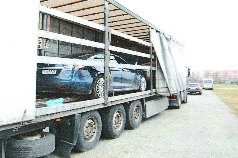 Dieses Bild bot sich den Beamten, als sie die Plane des Lasters zurückschlugen: geklaute Tesla im Wert von über 200.000 Euro.