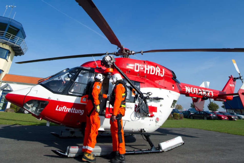 Ein Rettungshubschrauber musste das Opfer in eine Klinik fliegen. (Symbolbild)