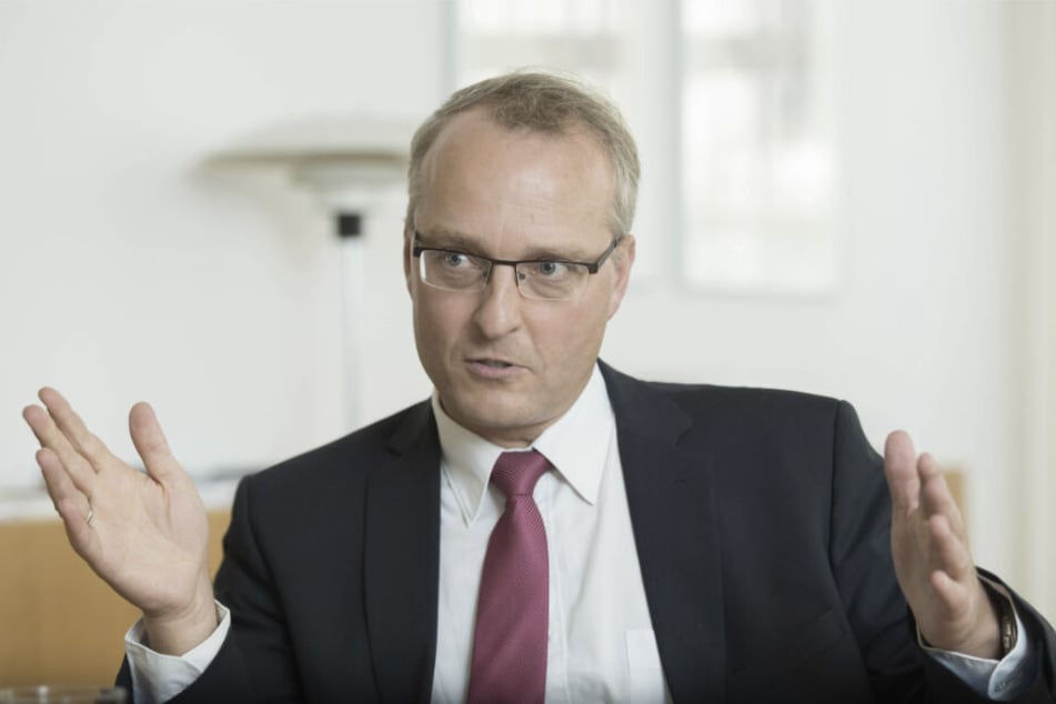 Der scheidende, schweigende Bischof Carsten Rentzing (52).