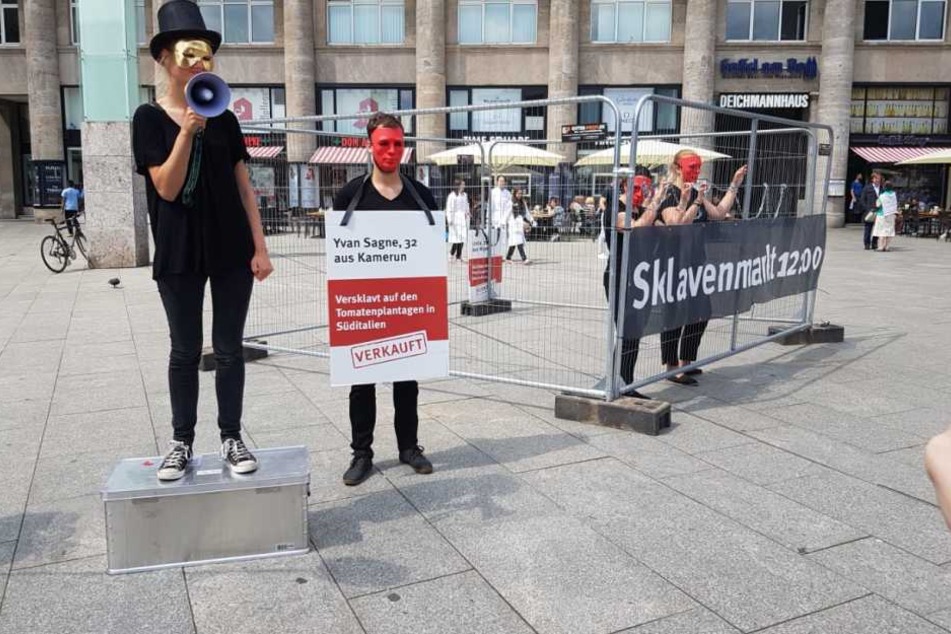 Zum symbolischen Höchstpreis wurden die Sklaven bei der Aktion verkauft. Die dargestellten Fälle bei dem Schauspiel sind allerdings Realität.