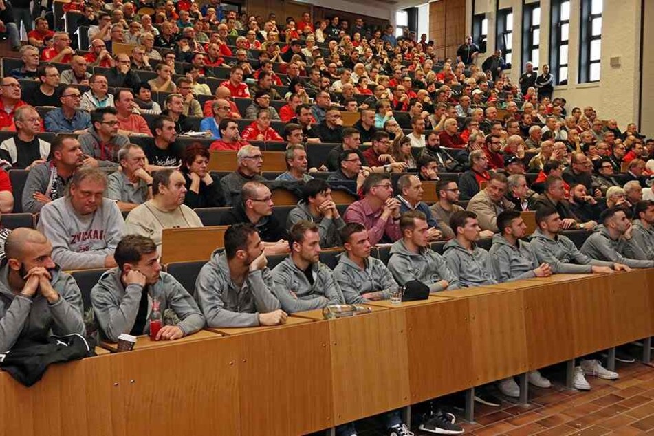 Volles Auditorium bei der Mitgliederversammlung des FSV Zwickau.