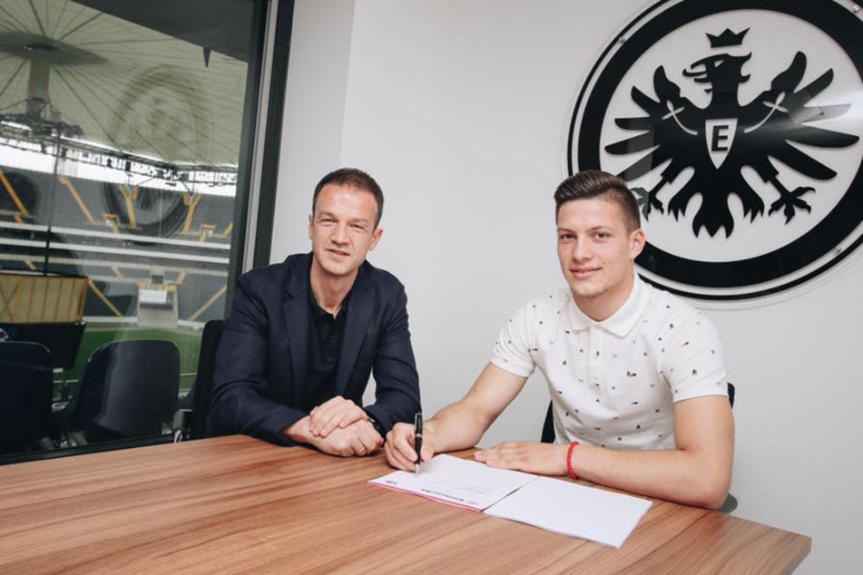 SGE-Sportvorstand Fredi Bobic (links) freut sich: Offensiv-Talent Luka Jovic (rechts) kommt zunächst für zwei Jahre an den Main.