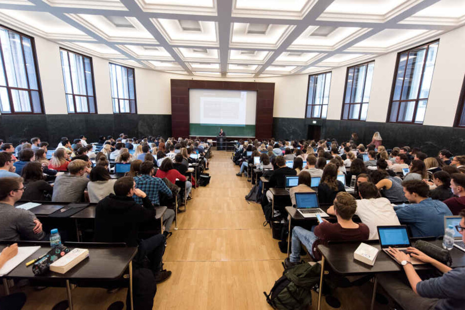 Ein Professor vor Studenten eine Vorlesung. (Symbolbild)