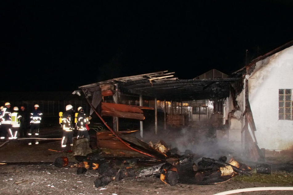 Das Gebäude brannte völlig aus. Die Feuerwehr löscht den Brand.