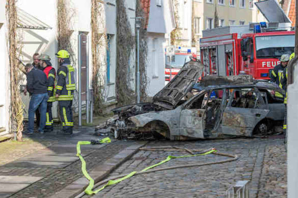 Das Auto brannte komplett aus. Ein deponierte Propangasflasche explodierte nicht.