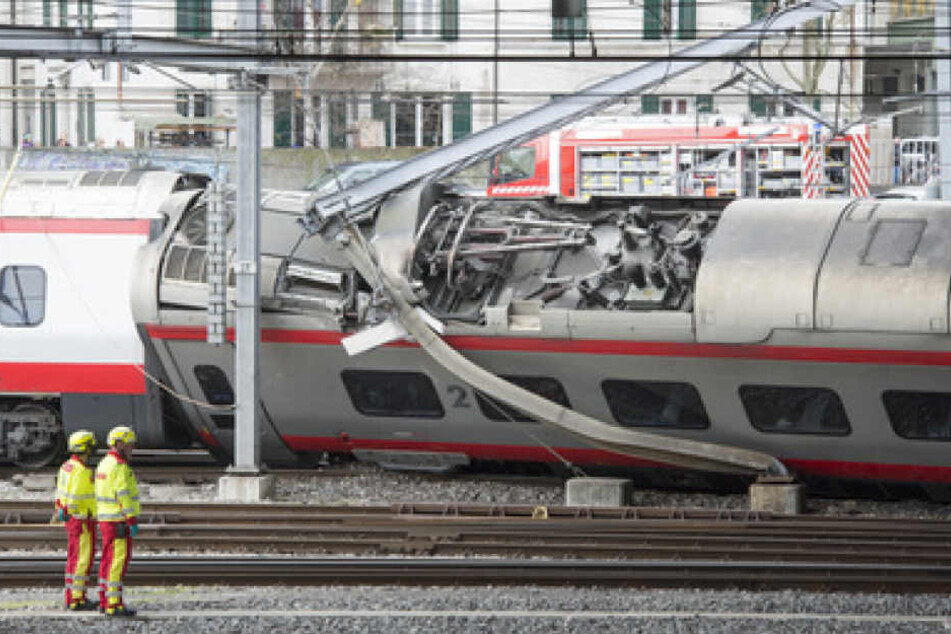 Rettungskräfte befreiten dutzende Menschen aus dem entgleisten Zug.